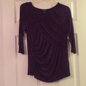 Dark purple shirt w/details. Blusa morada